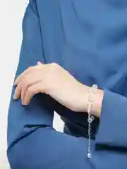 Белый браслет с прозрачными камнями кубической формы