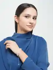 Белый браслет с прозрачными камнями кубической формы