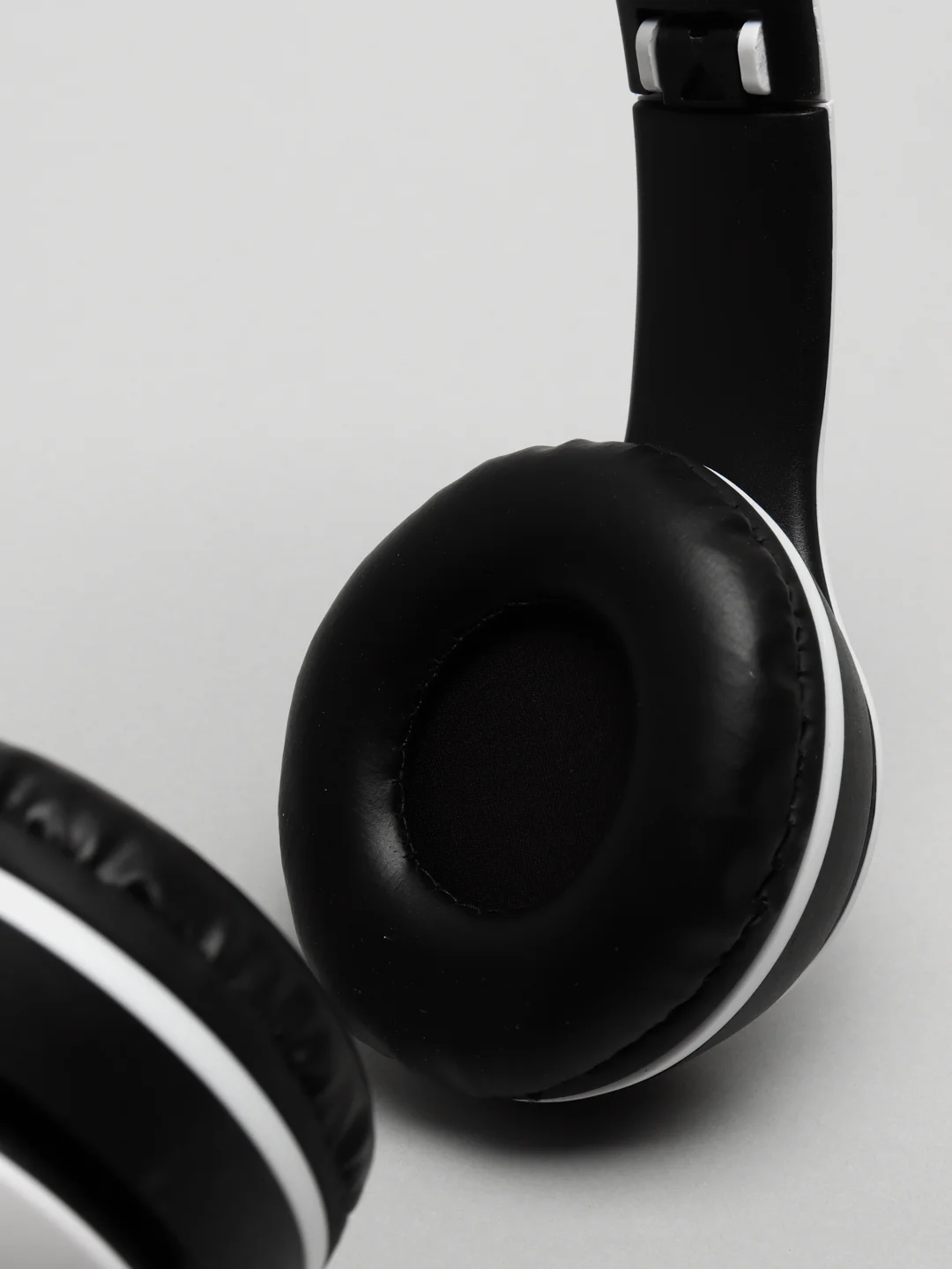 Белый наушники беспроводные Wireless Bluetooth WJ-S590 накладные