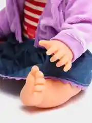 Фиолетовый кукла озвученная в рюкзачке