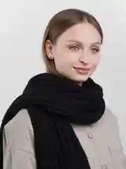 Черный вязаный шарф