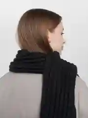 Черный вязаный шарф