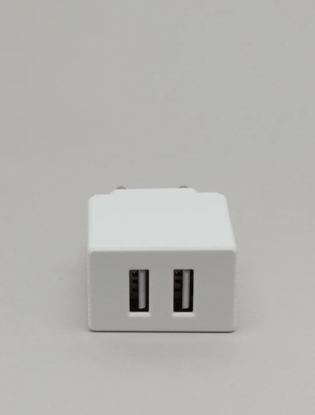 Белый сетевое зарядное устройство 2.4А, быстрая зарядка, 12 Вт, 2 USB L75