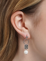 Асимметричные серьги гвоздики с натуральным перламутром  Mila Jewelry,  ручная работа