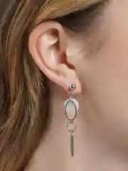 Асимметричные серьги гвоздики с натуральным перламутром Mila Jewelry, ручная работа