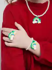 Белый детский набор : бусы, браслет и кольцо