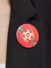 Багровый значок "На 9 Мая"