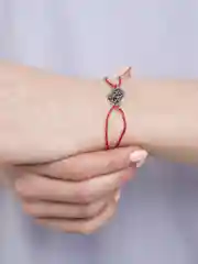 Алый браслет красная нить с кулоном