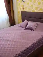 Пурпурный покрывало 240х260 см велюровое стеганое на кровать. В комплекте 2 подушки 45х45 см