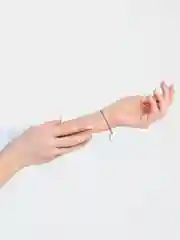 Зеленый браслет красная нить с кулоном
