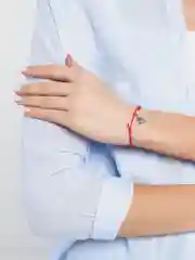 Конфетный браслет красная нить с кулоном