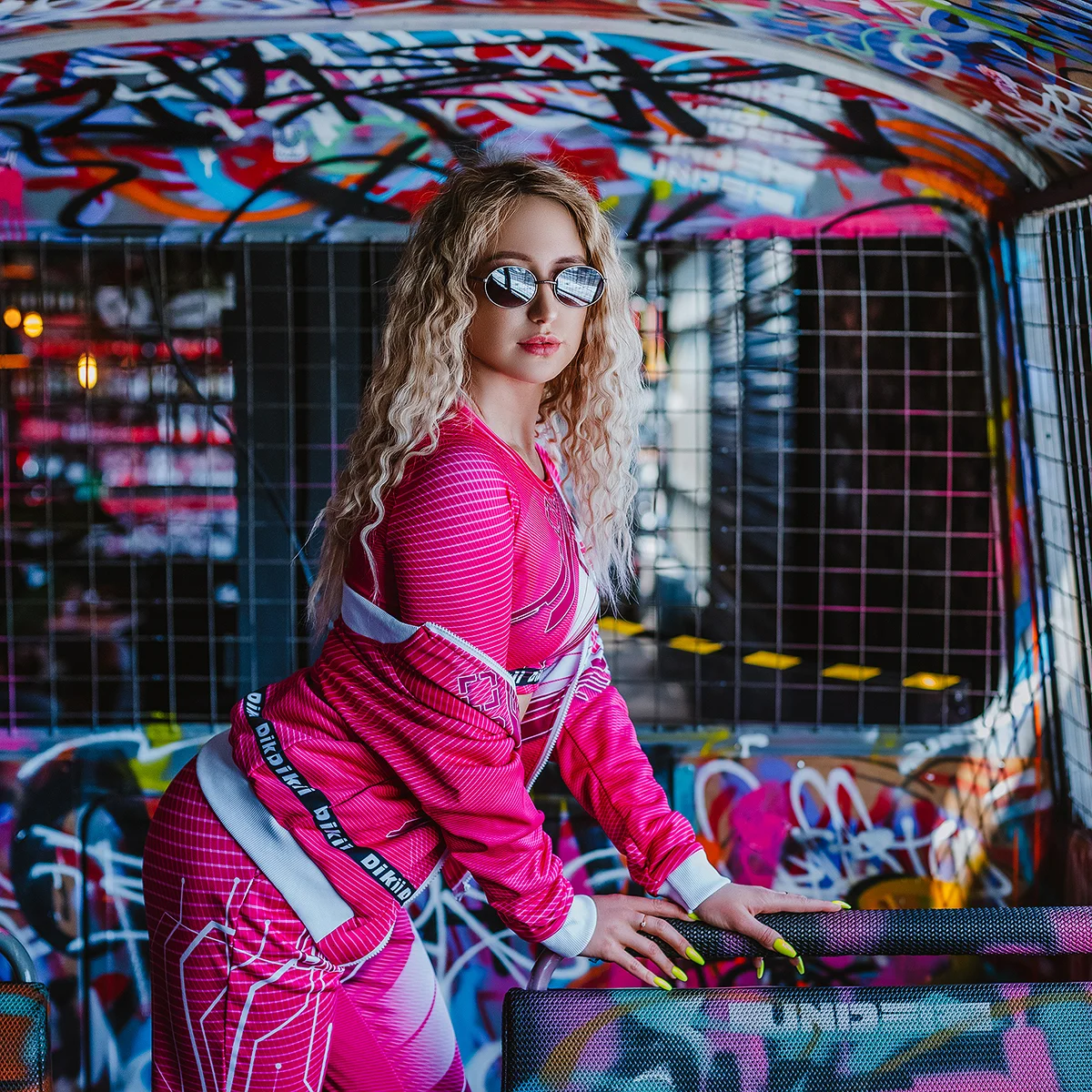 Розовый костюм женский