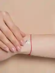 Кораллово-розовый браслет красная нить с кулоном