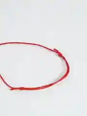 Кораллово-розовый браслет красная нить с кулоном
