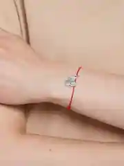 Кораллово-розовый браслет красная нить с кулоном