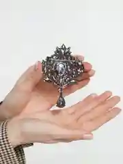 Тёмно-серый брошь винтажная с кристаллом, 10 х 7,5 см