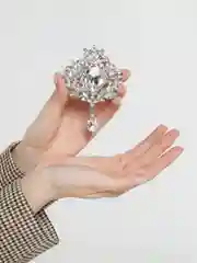 Белый брошь винтажная с кристаллом, 10 х 7,5 см