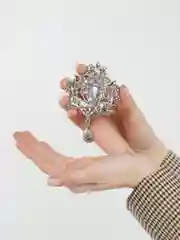 Белый брошь винтажная с кристаллом, 10 х 7,5 см