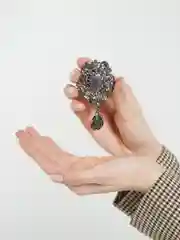 Черный брошь винтажная