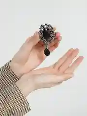 Черный брошь винтажная