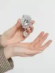 Белый брошь винтажная