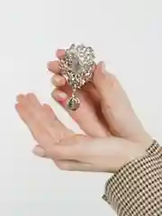 Белый брошь винтажная