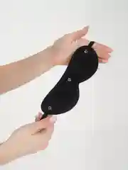 Черный кожаная маска
