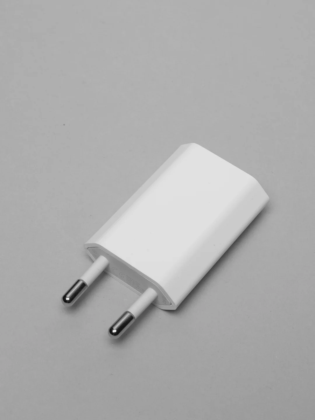 Зарядное устройство 5V 1A для iPhone 5 5S 6 6S 7 7Pl (плоский) с USB выходом FOXCONN