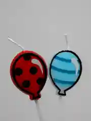 Белый набор цветных свечей Happy B-Day, с 4 шарами