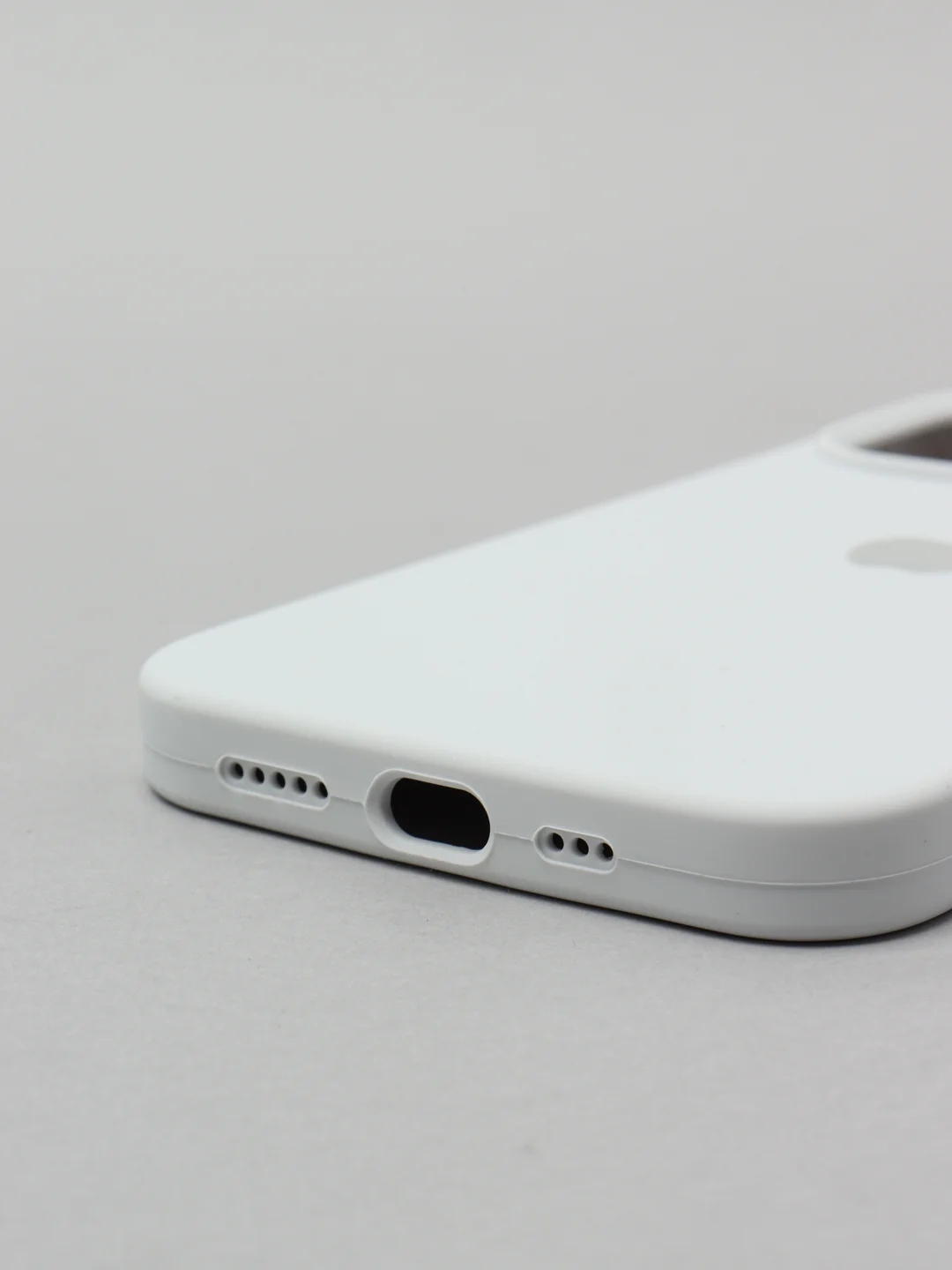 Белый чехол Silicone Case для iPhone 13 Pro с закрытым низом