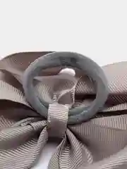Серый бант на резинке