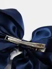 Белый атласный бант на зажиме