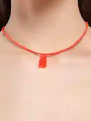 Алый чокер из бисера с мишкой