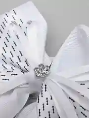 Белый бант на резинке