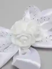 Белый атласный бант на зажиме