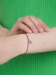 Желтый браслет красная нить с кулоном
