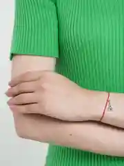 Желтый браслет красная нить с кулоном