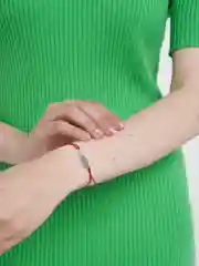 Бордовый браслет красная нить с кулоном