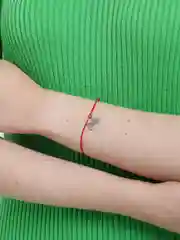 Кремовый браслет красная нить с кулоном