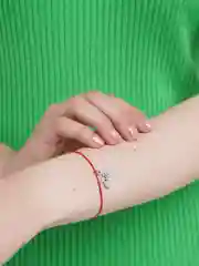 Кремовый браслет красная нить с кулоном