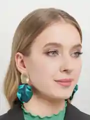 Белый серьги-лепестки висячие