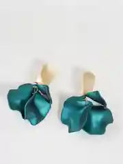 Белый серьги-лепестки висячие