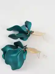 Белый серьги-лепестки висячие