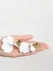 Белый серьги-лепестки висячие