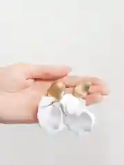 Белый серьги-лепестки висячие