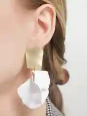 Белый серьги-лепестки висячие