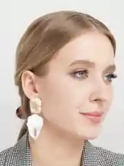 Белый серьги-лепестки висячие