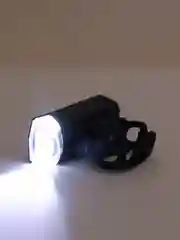 Черный велосипедный фонарь на руль