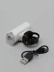 Белый велосипедный фонарь на руль