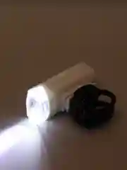 Белый велосипедный фонарь на руль